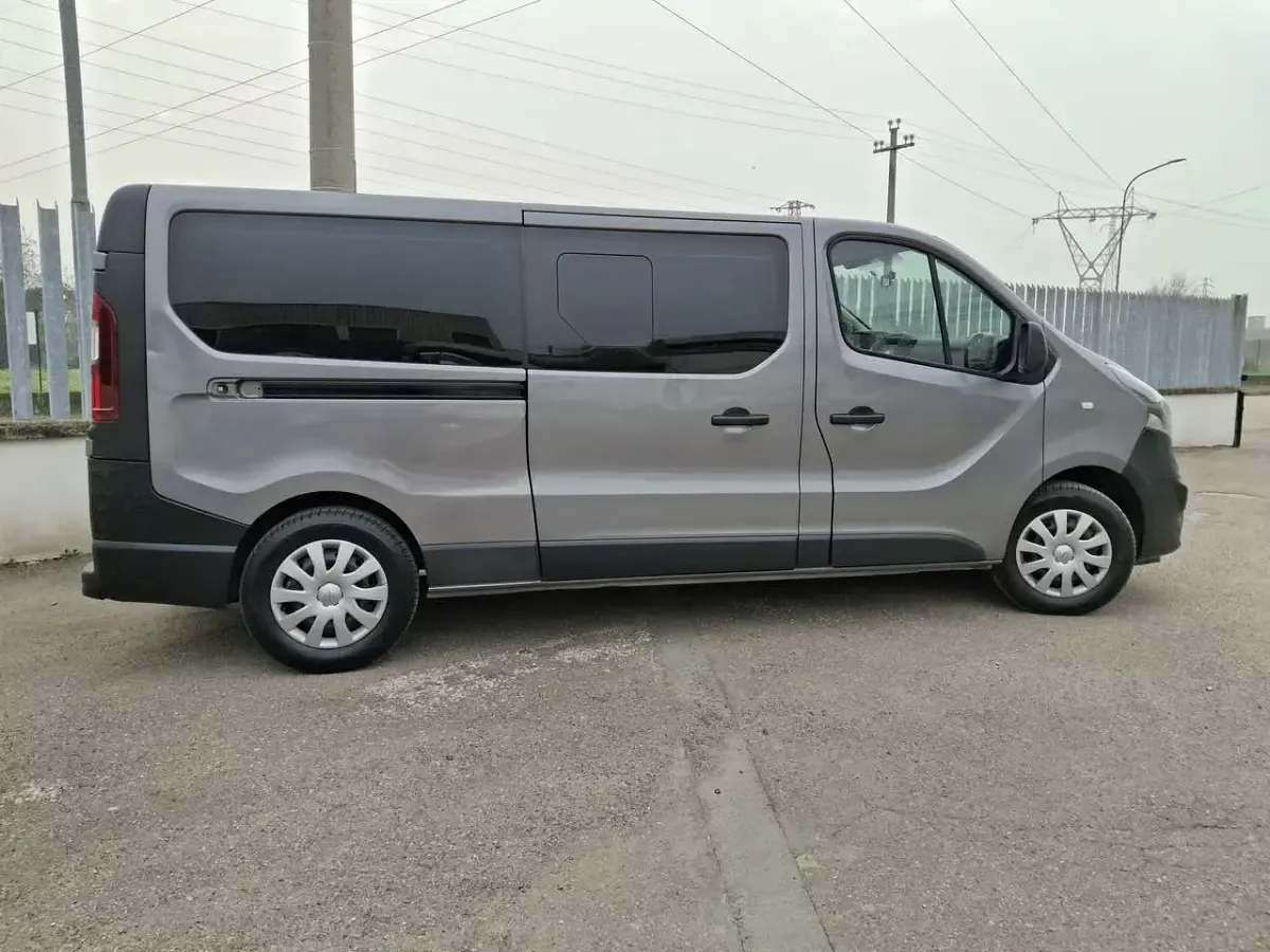 Usata Opel Vivaro 145 CV (106 kW) 2017 Grigio metallizzato Monovolume