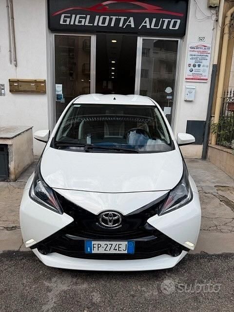 Usata Toyota Aygo Business Edition 69 CV (50 kW) 2018 Bianco Utilitaria