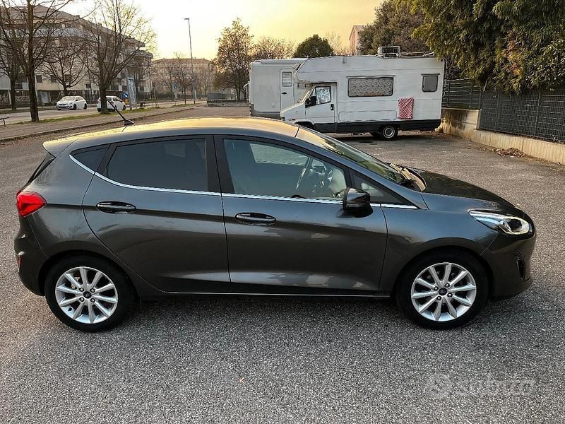 Usata Ford Fiesta 100 CV (73 kW) 2019 Grigio Utilitaria