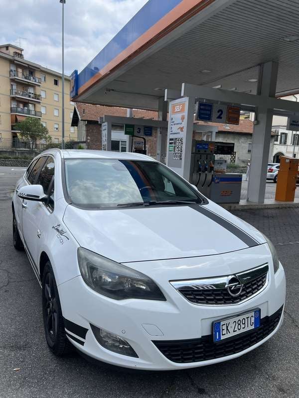 Bianco Usata 2011 Opel Astra Sport Tre volumi | 3200 € (Super prezzo) - Immagine 1/4
