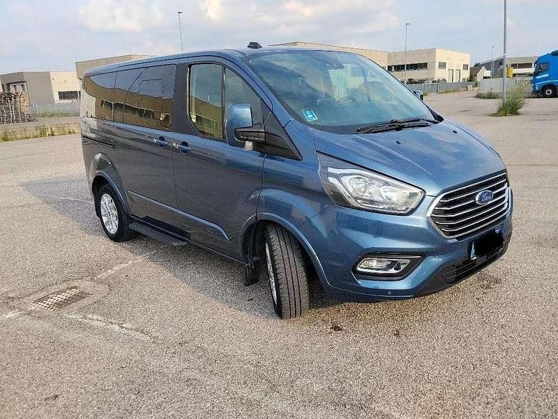 Usata Ford Tourneo Custom 136 CV (100 kW) 2022 Blu/azzurro Furgone