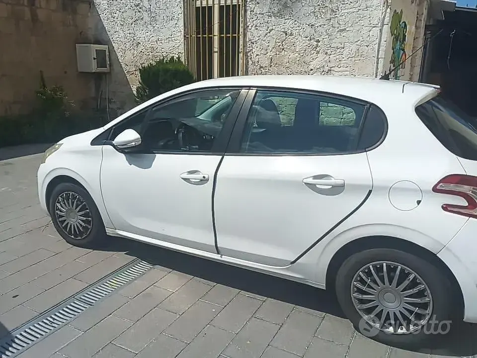 Usata Peugeot 208 68 CV (50 kW) 2012 Bianco Utilitaria