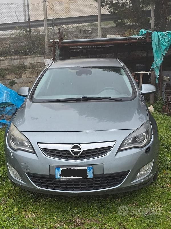 Grigio Usata 2009 Opel Astra Tre volumi | 900 € (Super prezzo) - Immagine 1/4