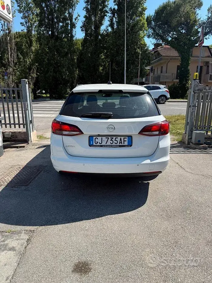 Usata Opel Astra Business Elegance 105 CV (77 kW) 2022 Bianco Utilitaria