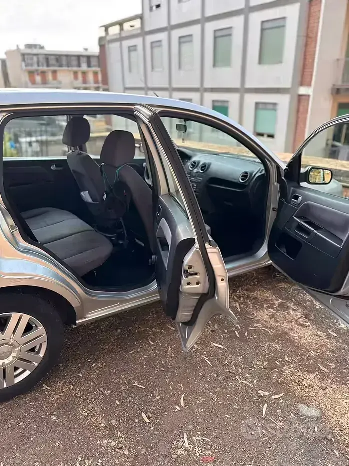 Usata Ford Fusion 68 CV (50 kW) 2005 Grigio Utilitaria