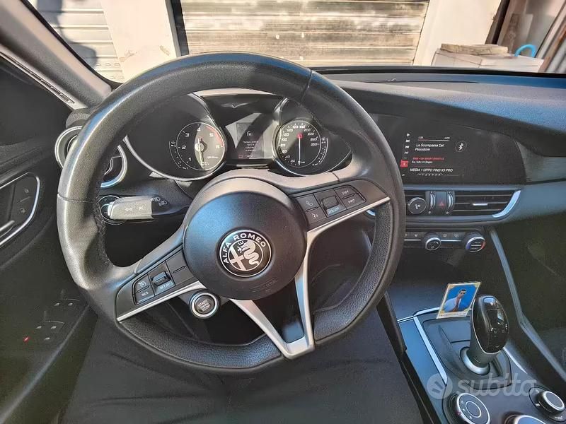 Usata Alfa Romeo Giulia 150 CV (110 kW) 2016 Grigio Berlina