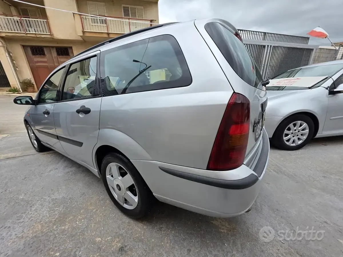 Usata Ford Focus Zetec 100 CV (73 kW) 2004 Grigio Berlina