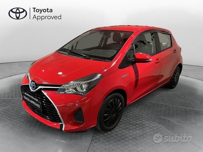 Usata Toyota Yaris Hybrid Cool 101 CV (74 kW) 2016 Rosso Berlina