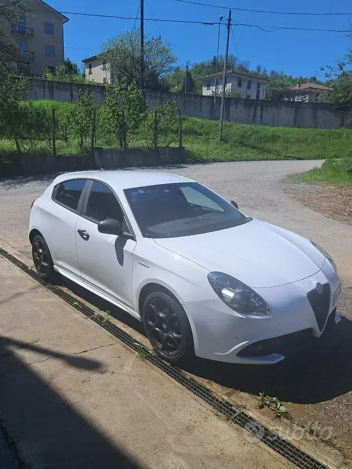 Usata Alfa Romeo Giulietta Tech Edition 120 CV (88 kW) 2019 Bianco Utilitaria