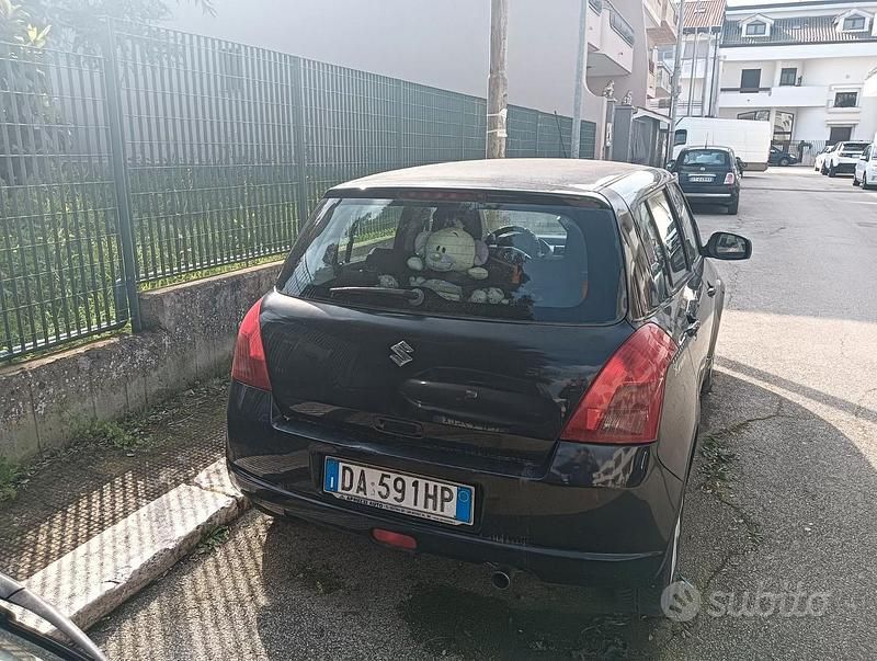 Begagnad Suzuki Swift 70 HK (51 kW) 2006 Svart Halvkombi
