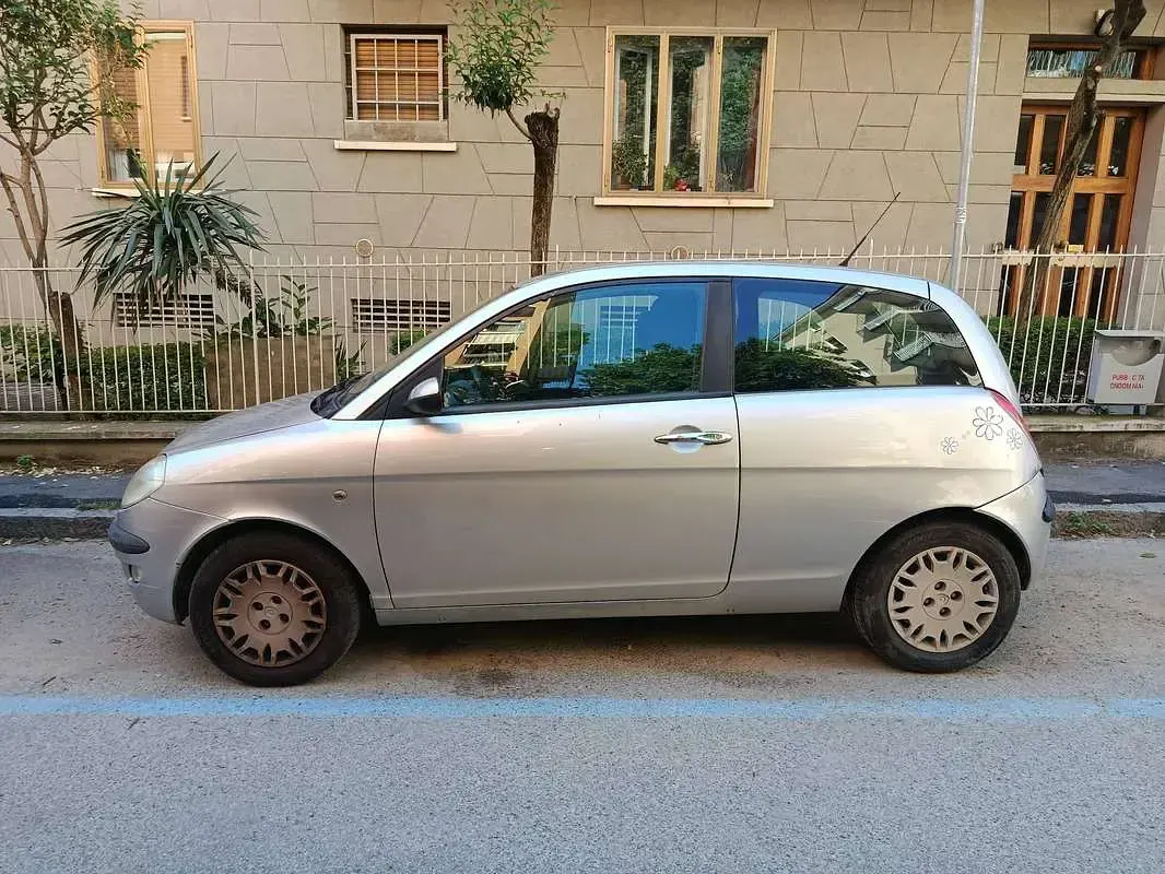 Usata Lancia Ypsilon 60 CV (44 kW) 2006 Argento Utilitaria