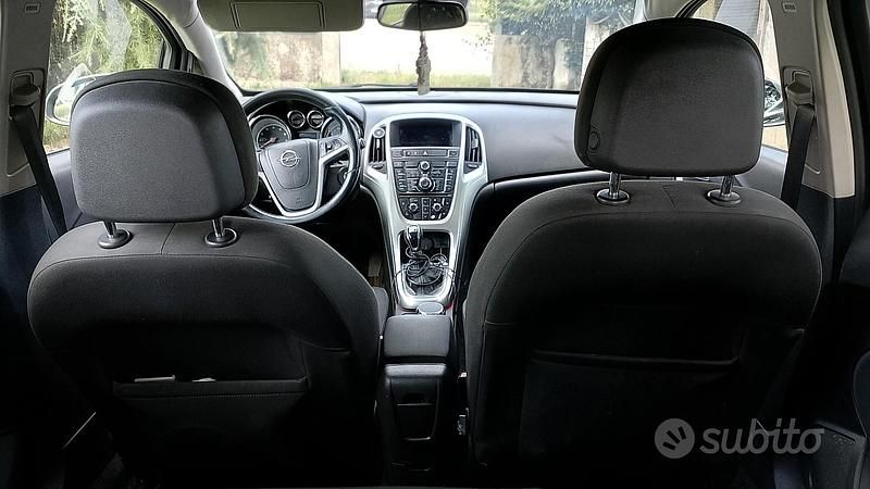 Käytetty Opel Astra 180 HP (132 kW) 2010 Musta Sedan