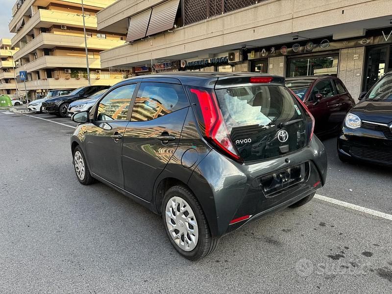 Usata Toyota Aygo Connect Style 72 CV (52 kW) 2021 Grigio Utilitaria