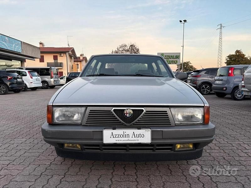 Usata Alfa Romeo 75 110 CV (80 kW) 1988 Grigio Berlina