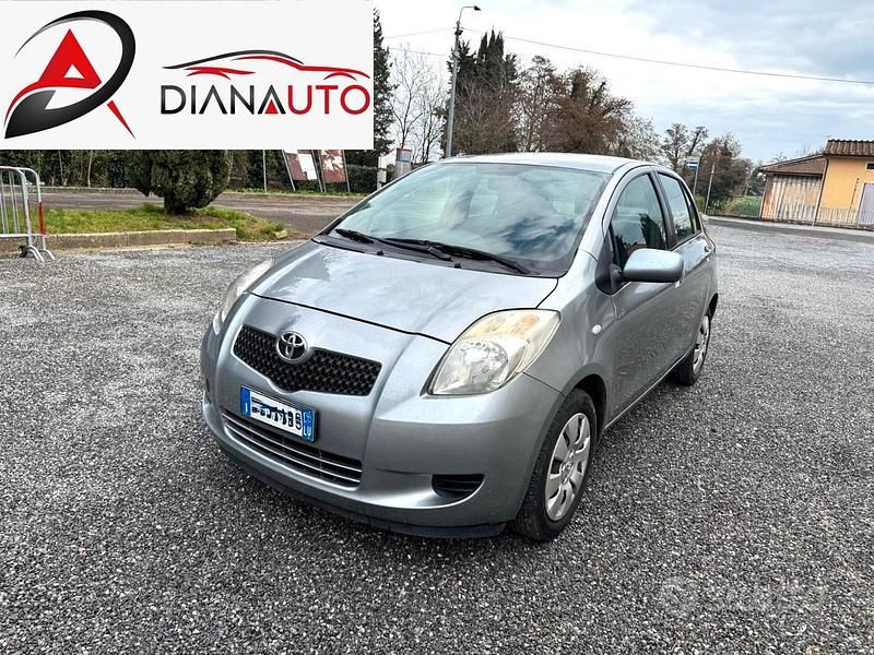 Usata Toyota Yaris Sol 69 CV (50 kW) 2007 Grigio Utilitaria