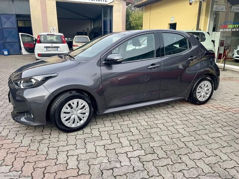 Usata Toyota Yaris Business Edition 72 CV (52 kW) 2021 Gray Berlina