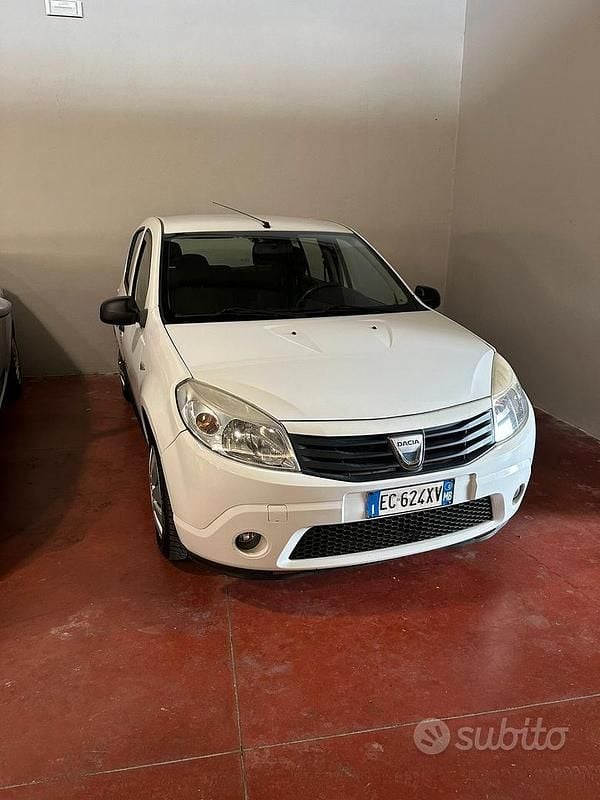 Bianco Usata 2010 Dacia Sandero Lauréate Tre volumi | 3000 € (Buon prezzo) - Immagine 1/4