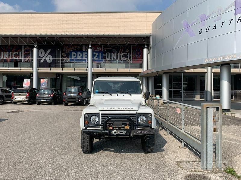 Usata Land Rover Defender 122 CV (89 kW) 2012 Bianco pastello Utilitaria