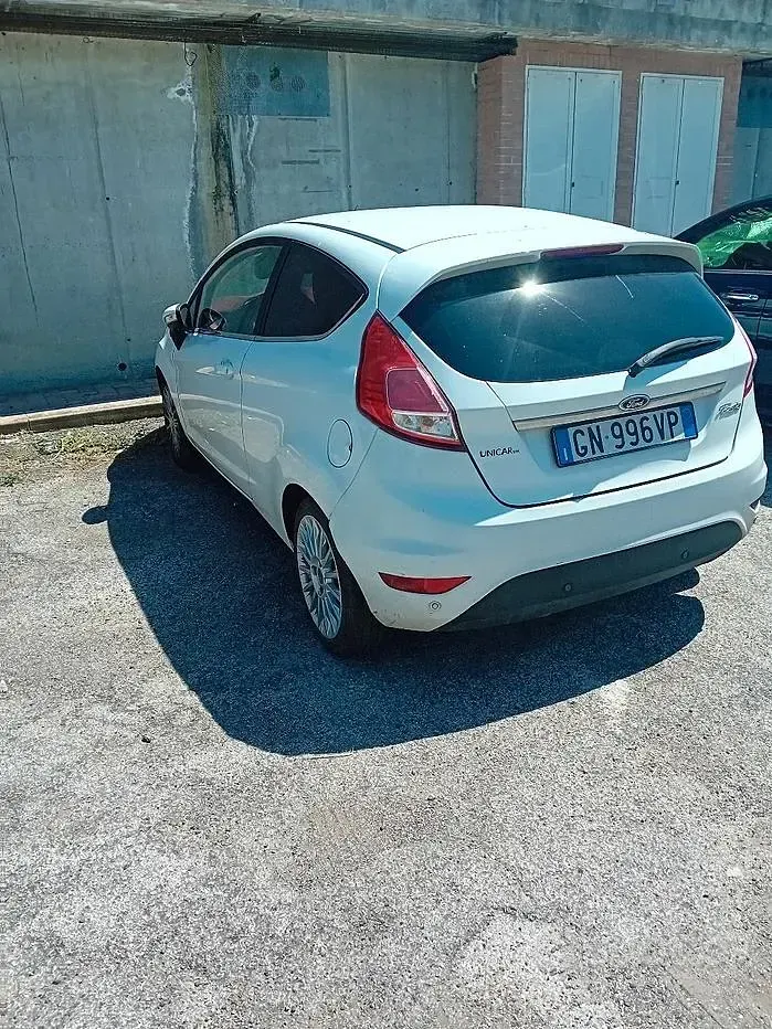 Usata Ford Fiesta 75 CV (55 kW) 2014 Bianco Utilitaria