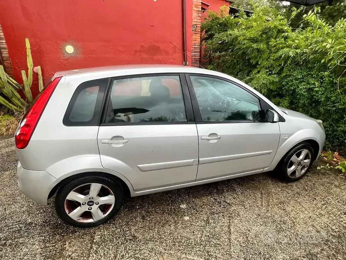 Usata Ford Fiesta 75 CV (55 kW) 2007 Grigio Utilitaria