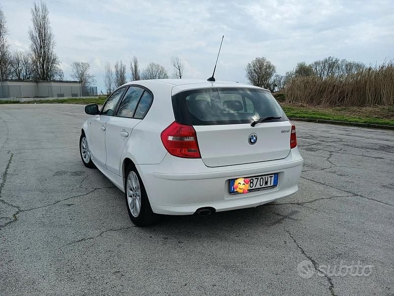 Begagnad BMW 118 2011 Vit Halvkombi