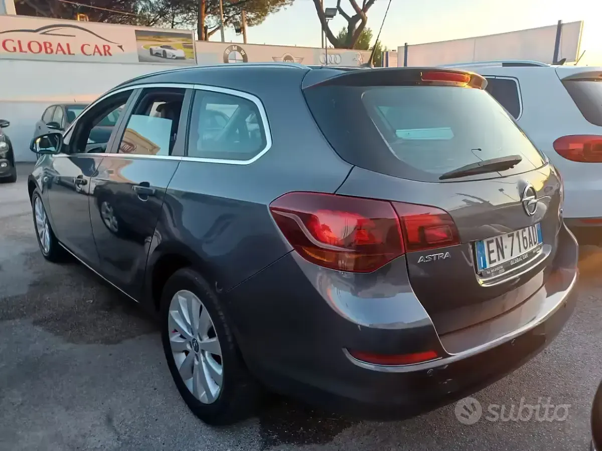 Usata Opel Astra Cosmo 125 CV (91 kW) 2012 Grigio Station wagon