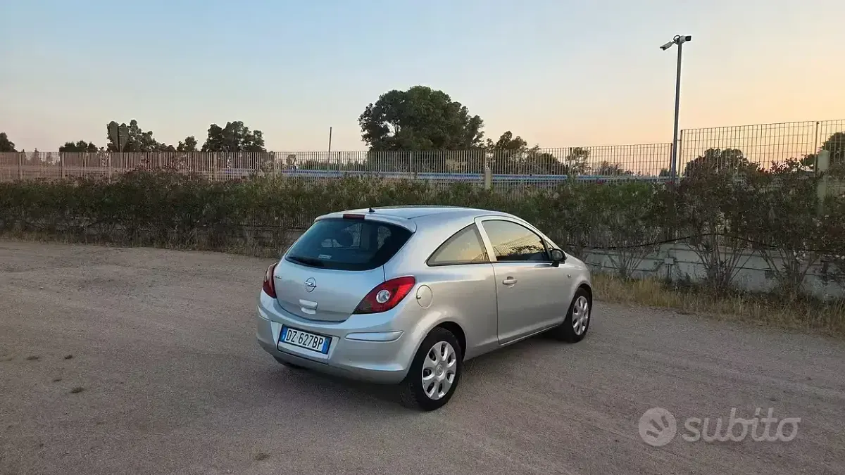 Usata Opel Corsa 65 CV (47 kW) 2010 Grigio Utilitaria