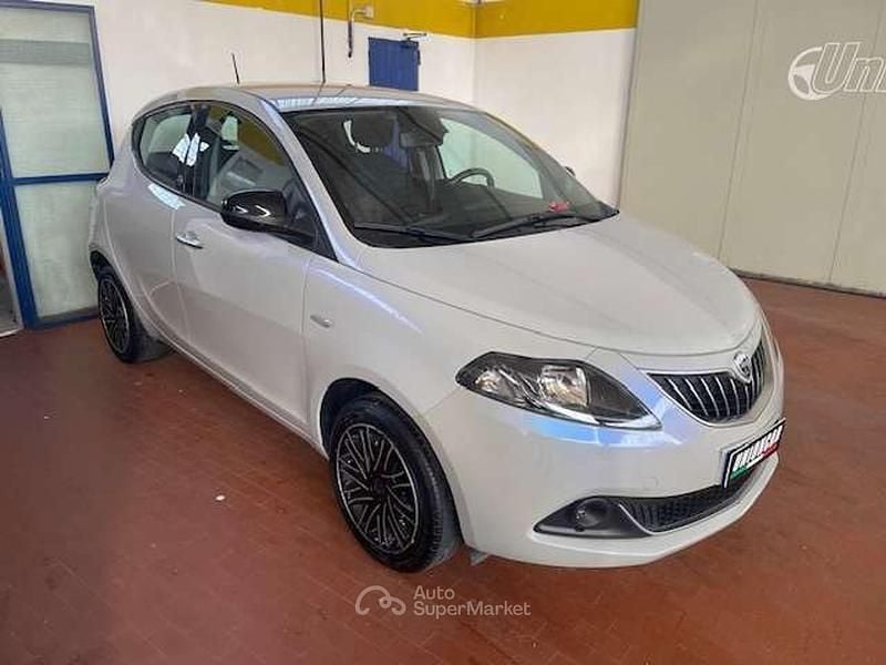 Usata Lancia Ypsilon Gold 69 CV (50 kW) 2021 Blu/azzurro Utilitaria