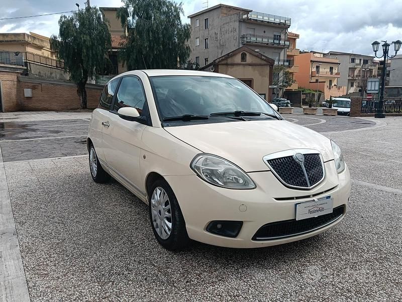 Usata Lancia Ypsilon 80 CV (58 kW) 2003 Beige Utilitaria