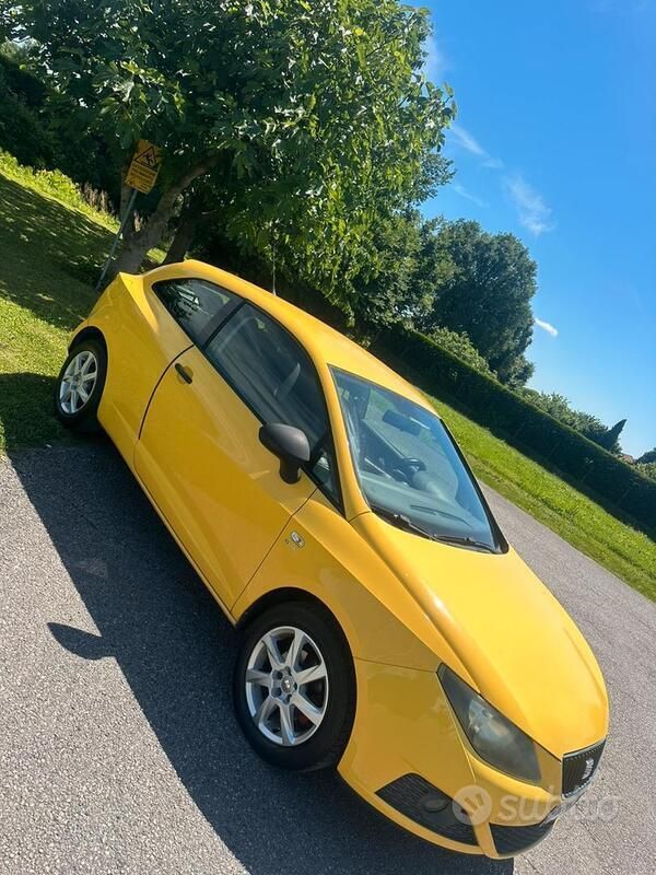 Giallo Usata 2009 Seat Ibiza Tre volumi | 1600 € - Immagine 1/4