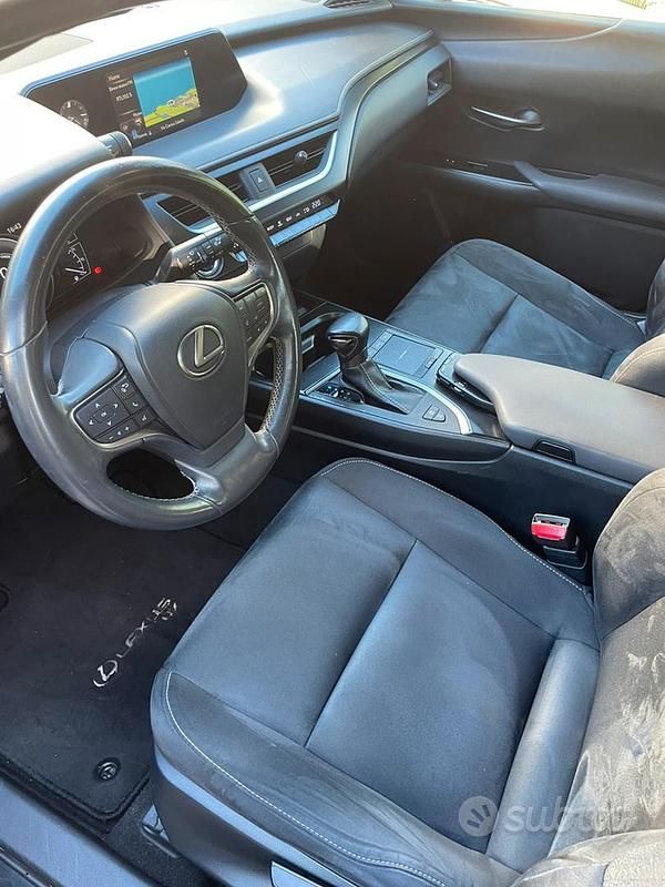 Usata Lexus UX 152 CV (111 kW) 2021 Nero SUV