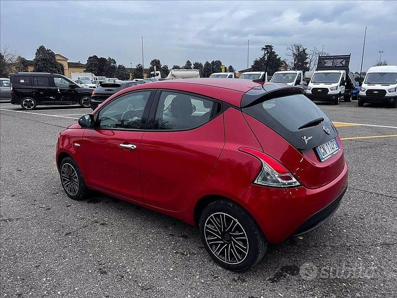 Usata Lancia Ypsilon Silver 70 CV (51 kW) 2023 Rosso Utilitaria