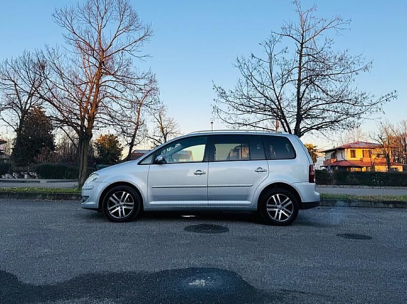Usata VW Touran Conceptline 105 CV (77 kW) 2009 Argento Monovolume