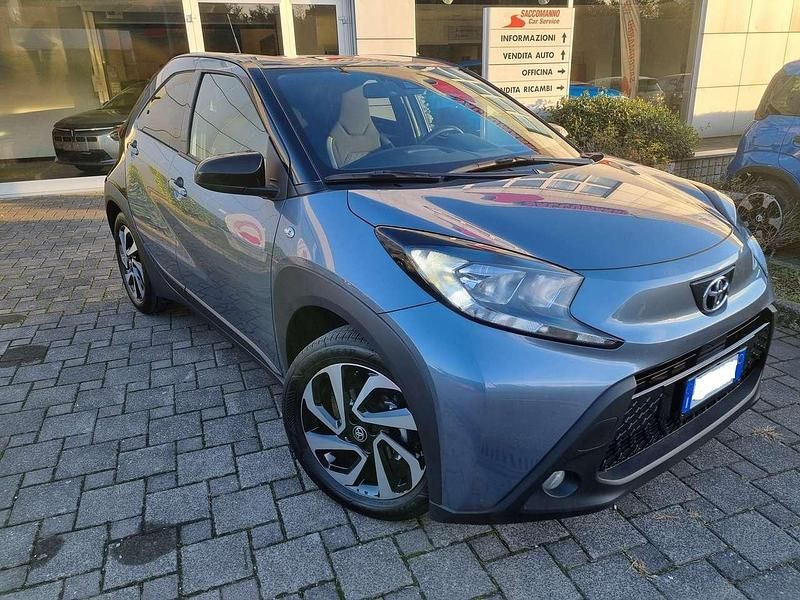 Persian salt / tetto nero Usata 2025 Toyota Aygo X Trend SUV | 15.200 € (Buon prezzo) - Immagine 1/4