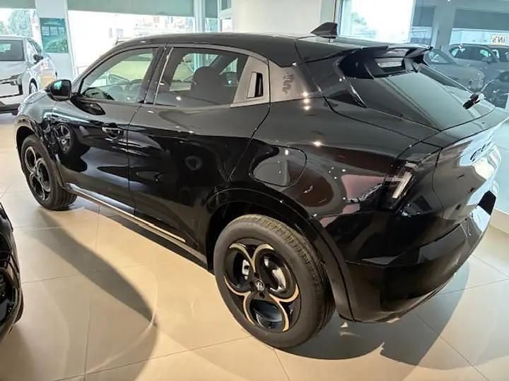 Nieuw Alfa Romeo Junior Ti 145 PK (106 kW) 2026 Zwart SUV