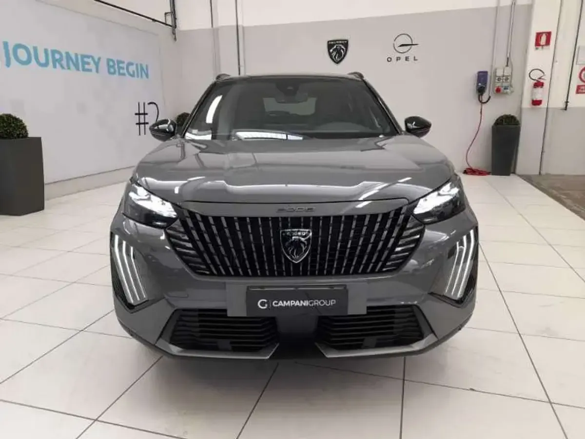 Usata Peugeot 2008 GT 131 CV (96 kW) 2023 Grigio aluminio SUV
