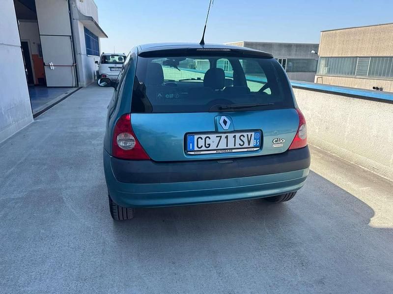 Usata Renault Clio II Privilege 75 CV (55 kW) 2003 Blu/azzurro Berlina
