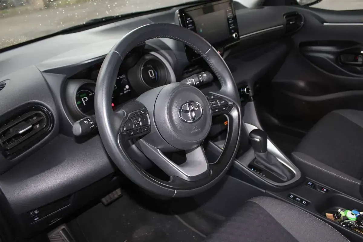 Usata Toyota Yaris Hybrid Trend 92 CV (67 kW) 2023 Grigio Berlina