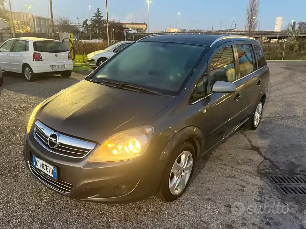 Usata Opel Zafira Cosmo 110 CV (80 kW) 2011 Grigio Monovolume