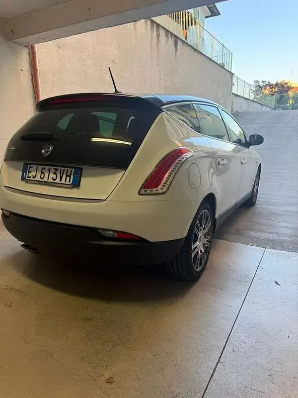 Usata Lancia Delta Gold 120 CV (88 kW) 2011 Utilitaria