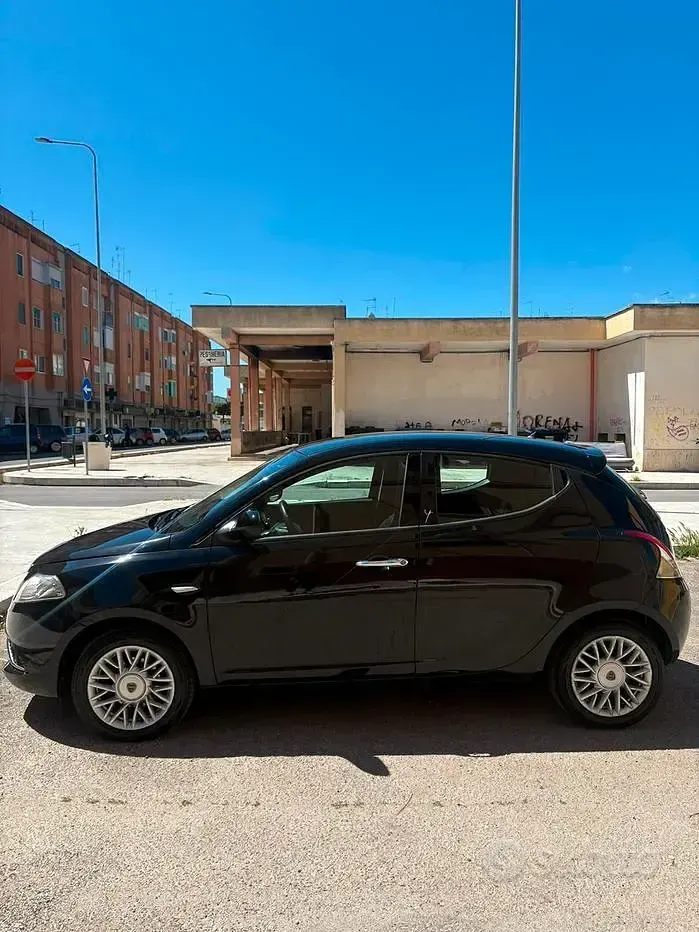 Usata Lancia Ypsilon 95 CV (69 kW) 2016 Nero Utilitaria