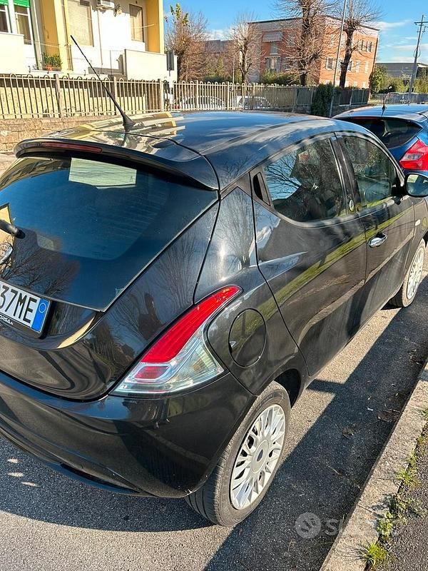 Usata Lancia Ypsilon Silver 69 CV (50 kW) 2015 Nero Utilitaria