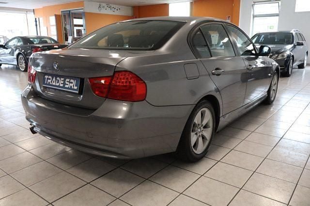 Usata BMW 318 143 CV (105 kW) 2010 Grigio scuro Berlina