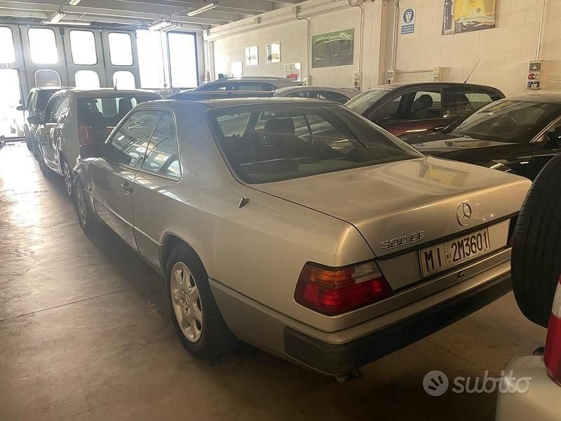 Usata Mercedes E300 187 CV (137 kW) 1989 Grigio Berlina