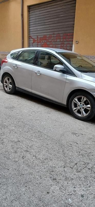 Usata Ford Focus 105 CV (77 kW) 2012 Grigio Berlina