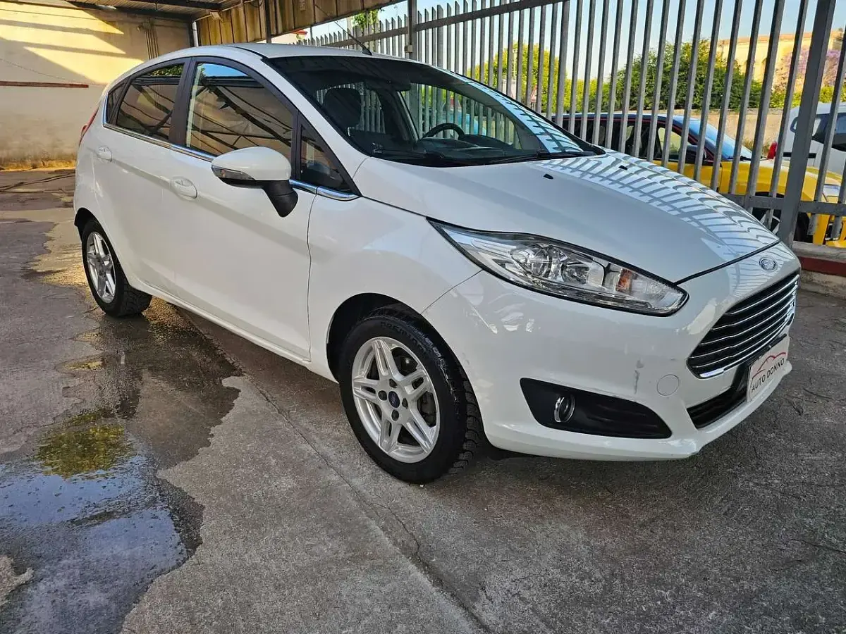 Usata Ford Fiesta Titanium 75 CV (55 kW) 2015 Bianco Utilitaria
