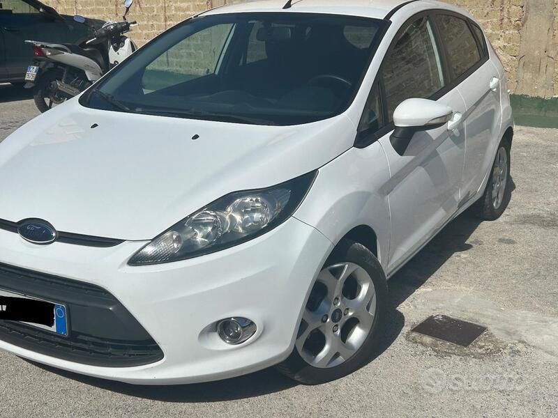 Usata 2012 Ford Fiesta Due volumi | 4490 € (Buon prezzo) - Immagine 1/4