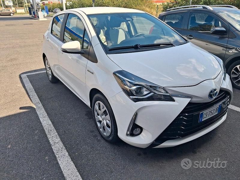 Usata Toyota Yaris Hybrid 73 CV (53 kW) 2019 Bianco Utilitaria