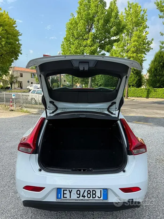 Usata Volvo V40 Summum 115 CV (84 kW) 2014 Bianco Berlina