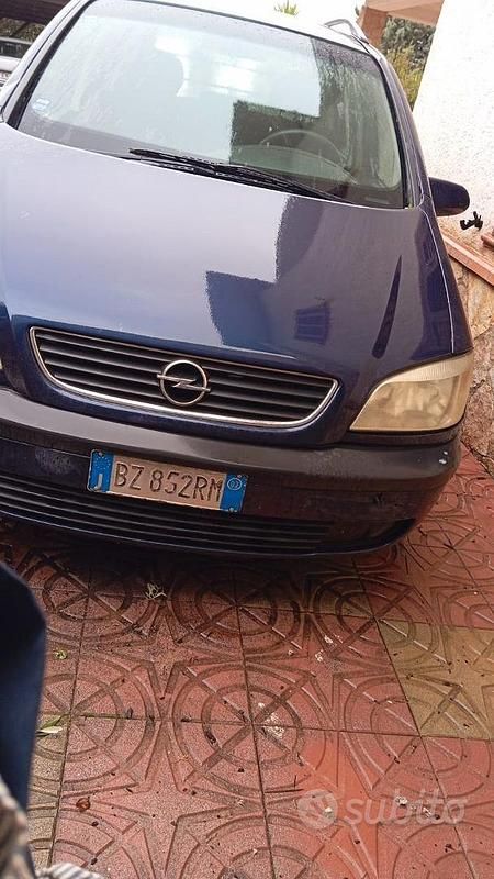 Usata Opel Zafira 2002 Blu Monovolume